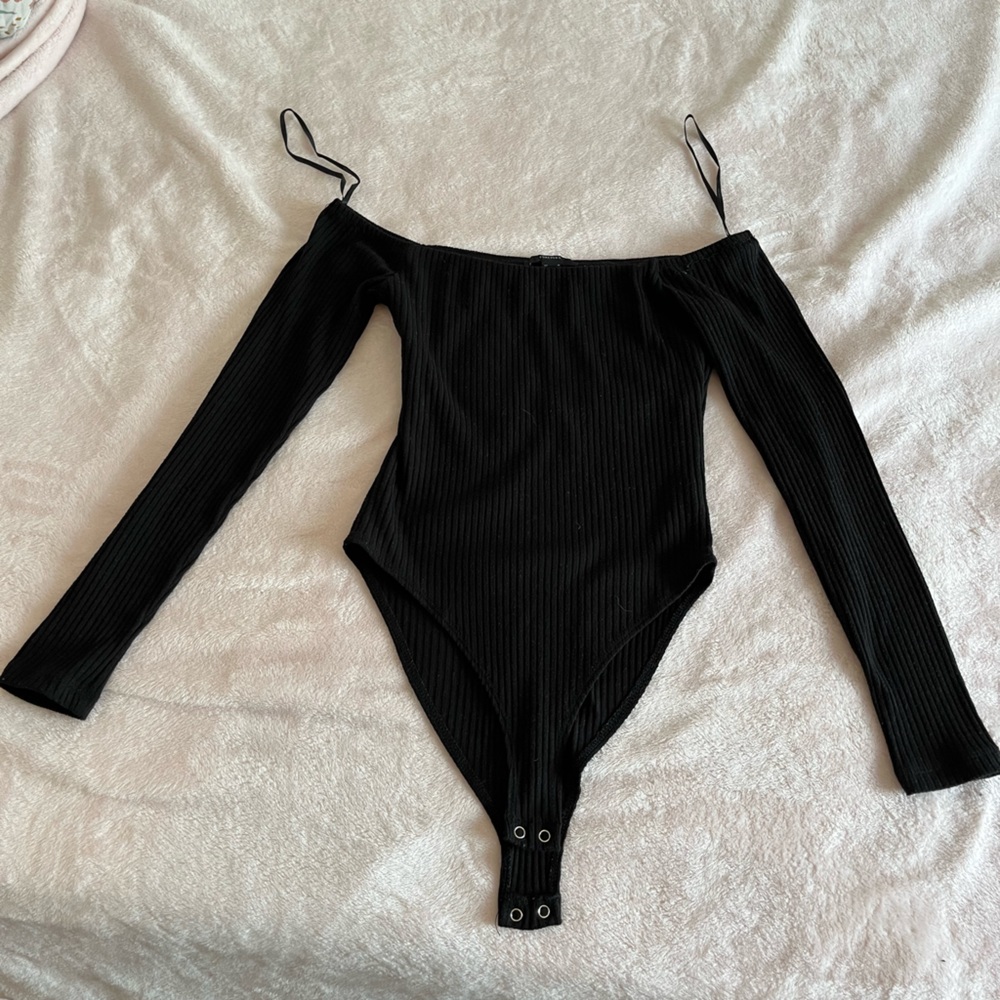 FOREVER21 Off The Shoulder BodySuit Clip Bottom Thick Ribbed Material Casual